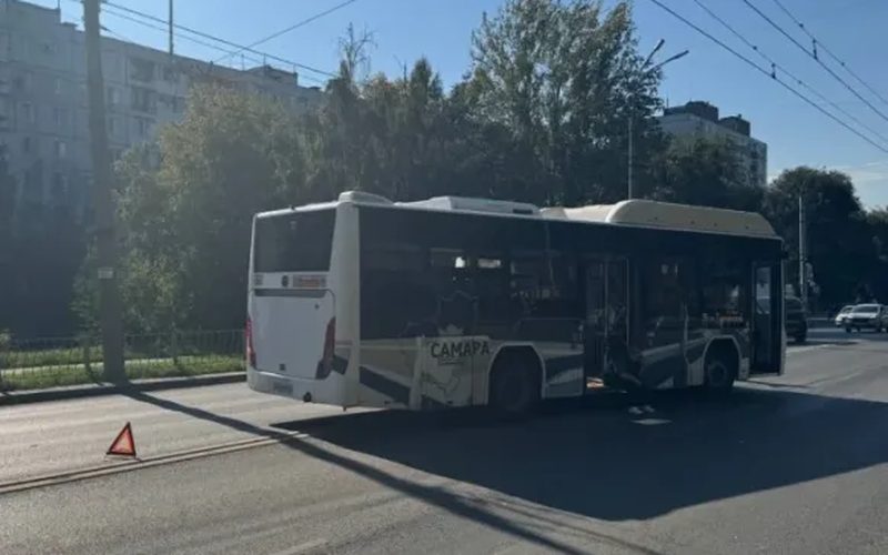 В Самаре автобус №70 сбил 18-летнего парня на электровелосипеде — Самара450