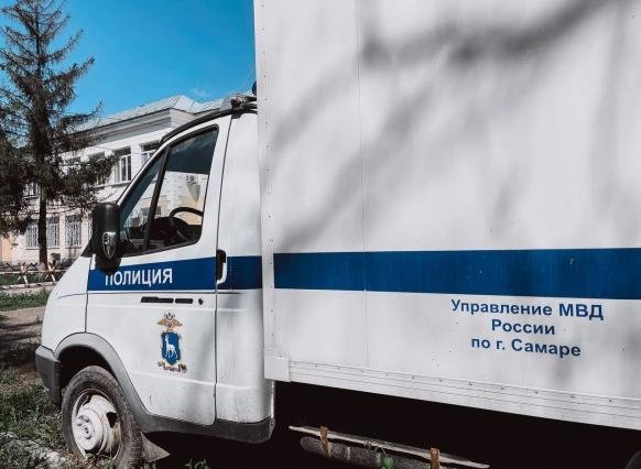 В Тольятти разыскивают мужчину, подозреваемого в краже рюкзака у кафе на улице Победы