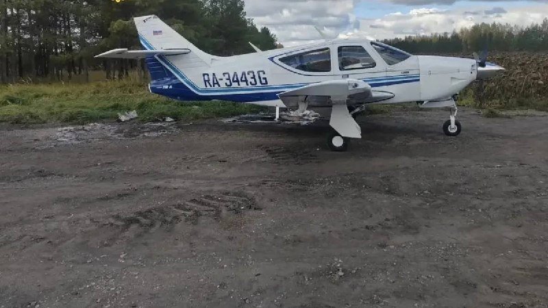 Пилоту стало плохо в воздухе: самолет экстренно сел у трассы под Ульяновском — фото по теме новости