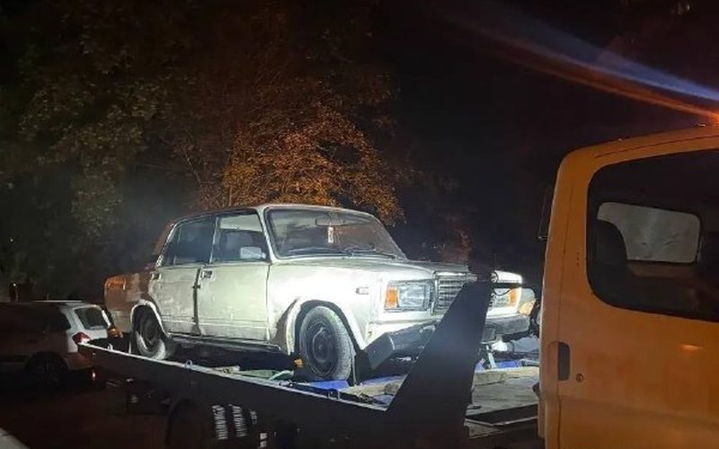 В Самаре на Революционной молодёжь оторвала бампер у машины после ДТП — Самара450