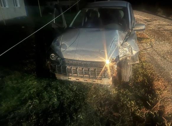 В Шигонах LADA Kalina съехала с дороги и врезалась в препятствие