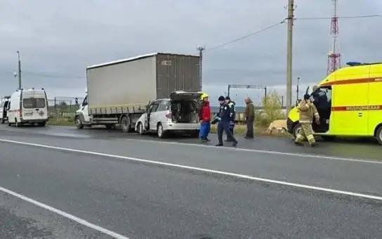 На трассе М-5 в Сызранском районе столкнулись легковой и грузовой автомобили, водителя спасли из салона