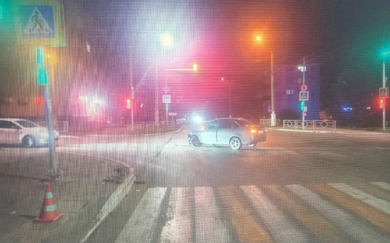 В Чапаевске мотоциклист сбил 14-летнего пешехода после столкновения с Lada Granta — Самара450