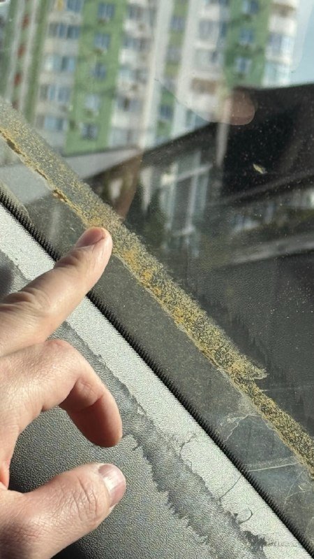 Самарцы нашли на машинах рыжий налёт и спорят, что это — песок, пыльца или гарь